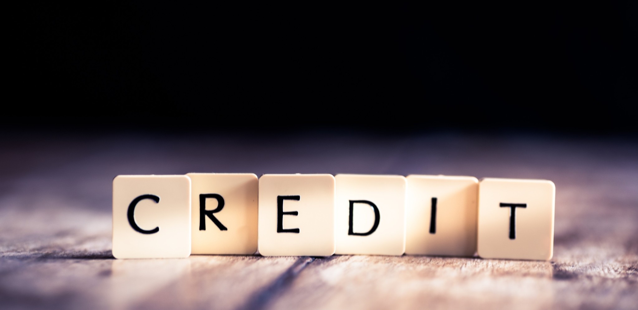 Από τις «κατσαρίδες» του Ντάιμον μέχρι το «πάγωμα» της Blue Owl: To χρονικό της κρίσης στην ιδιωτική πίστωση