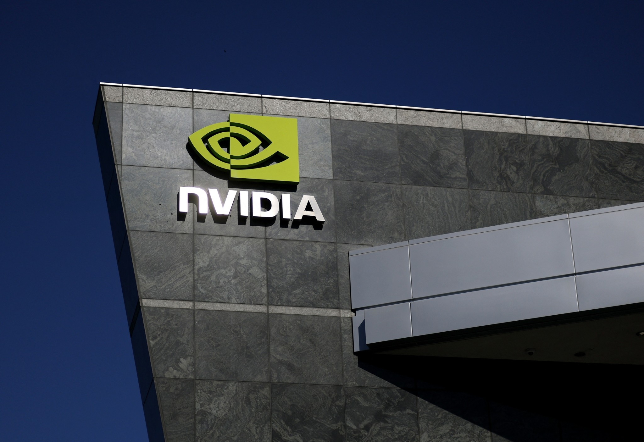 «Δαγκωτό» ψηφίζουν Nvidia οι αναλυτές της Wall Street – Μπαράζ αναβαθμίσεων της μετοχής