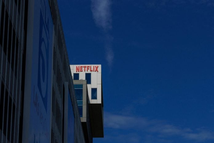 Netflix: Γιατί η μετοχή έχει χάσει τη «λάμψη» της