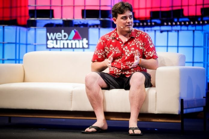 Ο 33χρονος που βγάζει εκατομμύρια από την μεταναστευτική πολιτική του Τραμπ – Κυκλοφορεί με σαγιονάρες και χαβανέζικα πουκάμισα