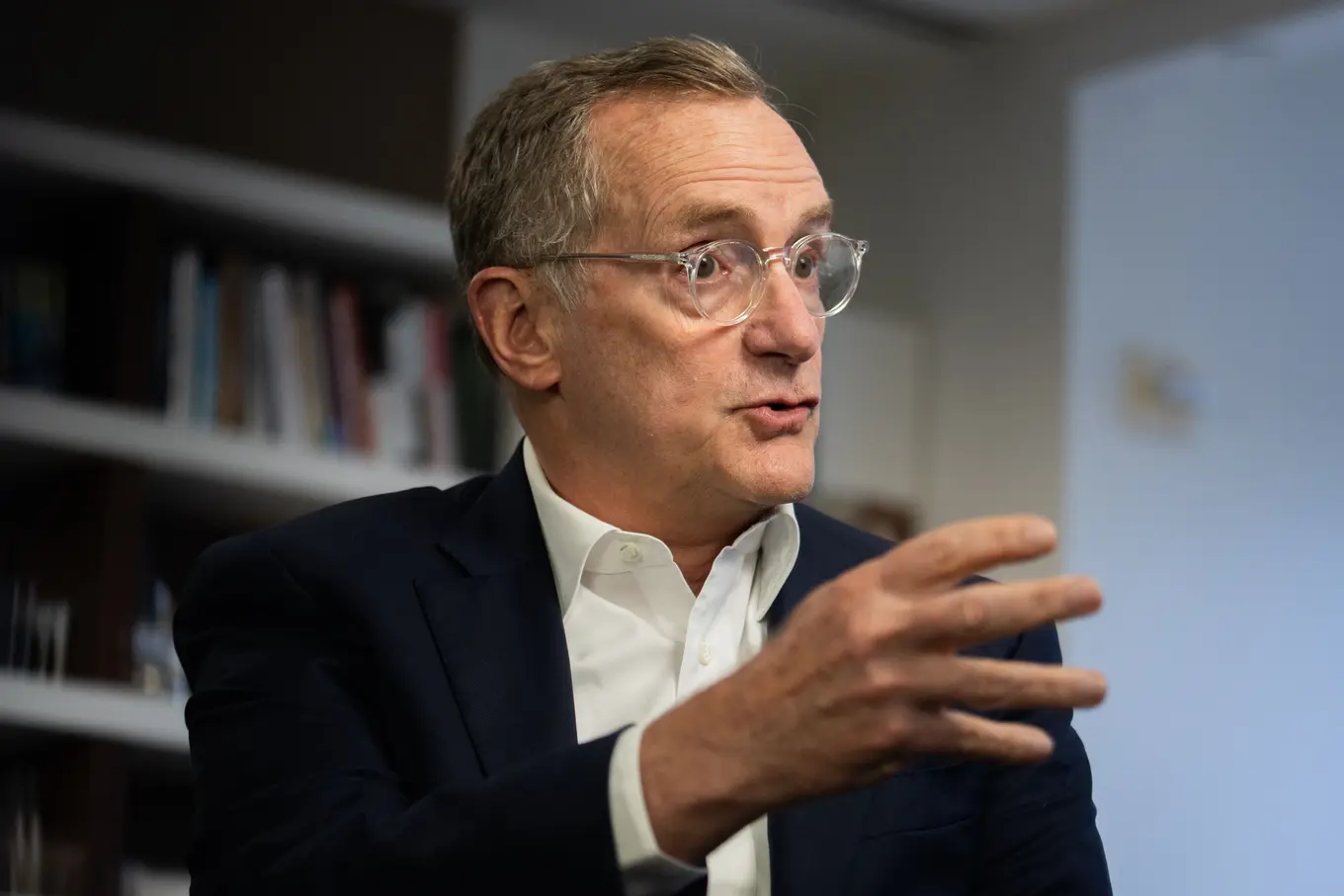 Ο Χάουαρντ Μαρκς κρούει τον κώδωνα του κινδύνου για την τεχνητή νοημοσύνη