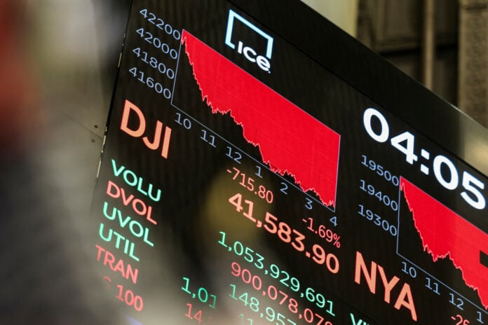 Πτώση στη Wall Street: Απώλειες σε τεχνολογία και bitcoin