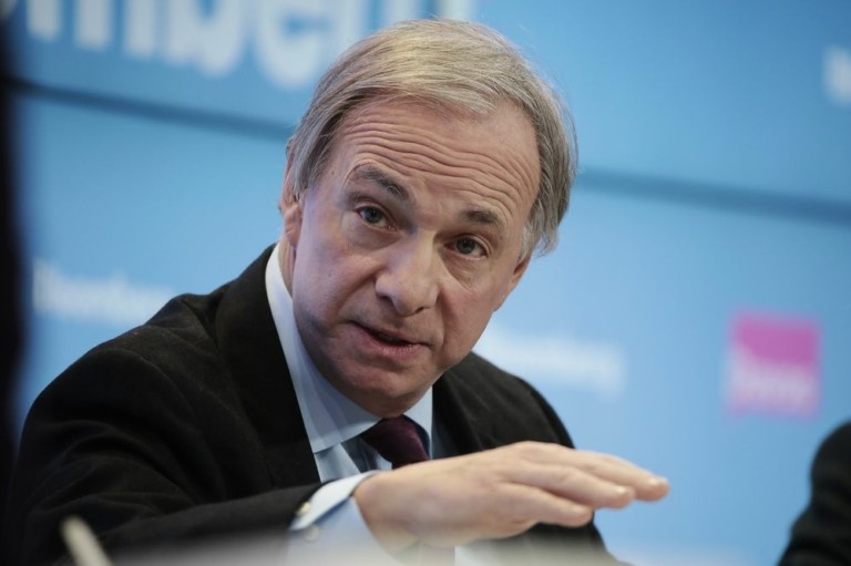 Ρέι Ντάλιο: Βρισκόμαστε σίγουρα σε φούσκα λόγω AI, αλλά το sell-off θα ήταν λάθος τώρα