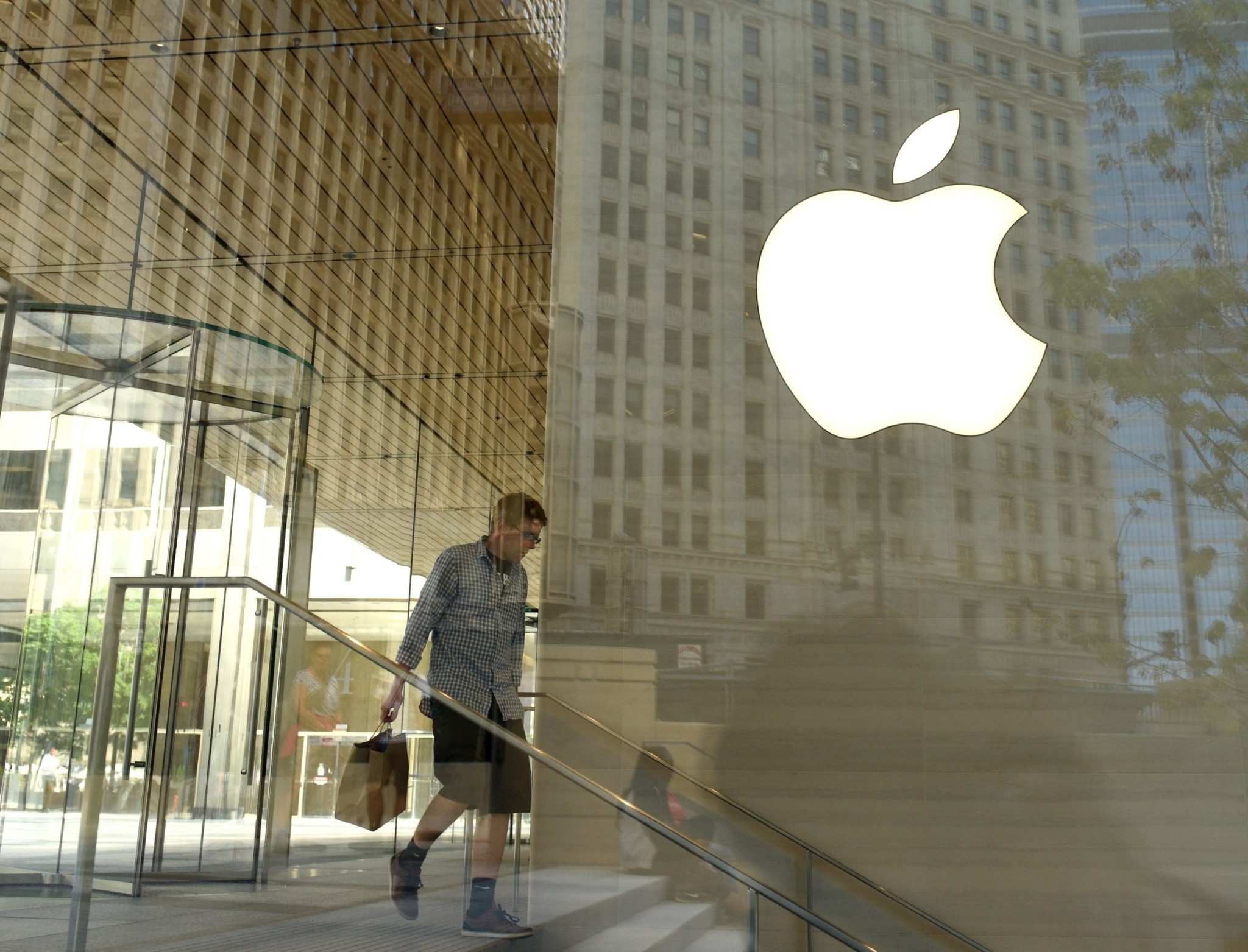 Tι κρύβεται πίσω από τις επαναγορές μετοχών της Apple και των Big Tech (γράφημα)