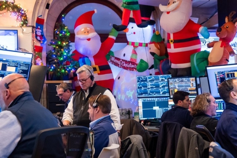 Τρίτη συνεχόμενη χρονιά διψήφιων κερδών για τη Wall Street παρά το υποτονικό φινάλε