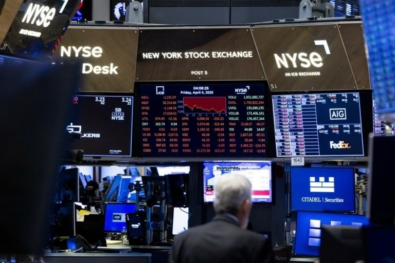 Wall Street: Διατηρείται σε πτωτική τροχιά – Ανησυχίες για αποτιμήσεις, Fed και κόπωση στο AI trade