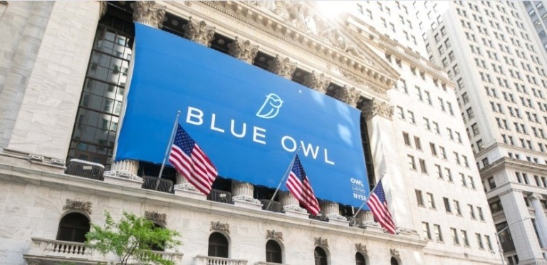 Wall Street: Καμπανάκι στην αγορά private credit – Πλαφόν στις εξαγορές από την Blue Owl μετά από μαζική φυγή επενδυτών