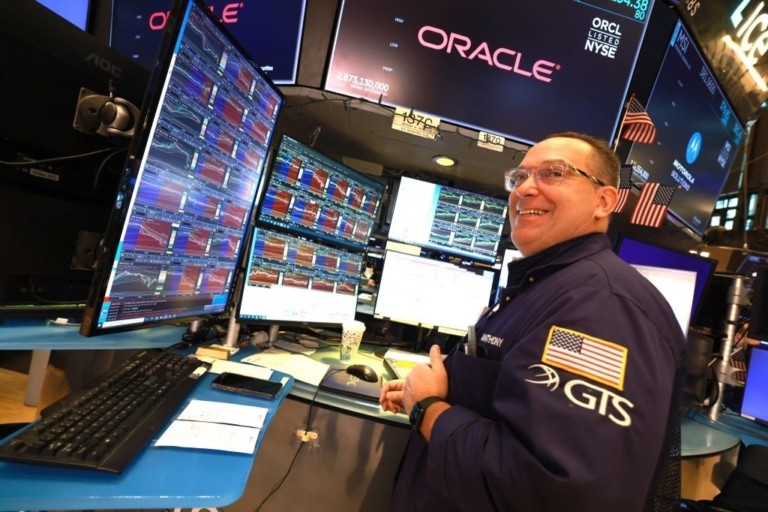 Wall Street: Ξόρκισε το sell-off με ιστορικό ρεκόρ για τον Dow πάνω από τις 50.000 μονάδες