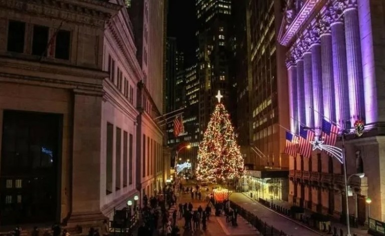 Wall Street: Νέο ιστορικό ρεκόρ για τον S&P 500 με το βλέμμα στο Santa Claus rally