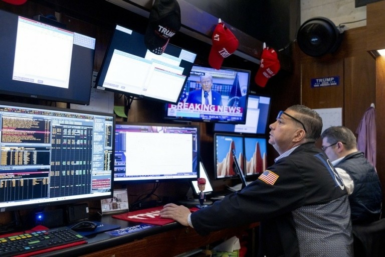 Wall Street: Σε νευρικό κλίμα πριν τη Fed – Μικρή πτώση στους δείκτες και άνοδος στις αποδόσεις ομολόγων