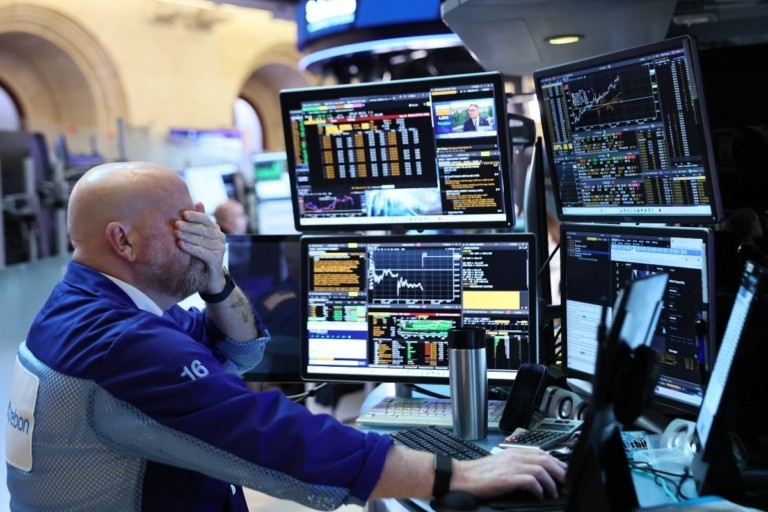 Wall Street: Sell off με βουτιά 800 μονάδων για τον Dow – Ανασφάλεια γύρω από τους δασμούς και την AI