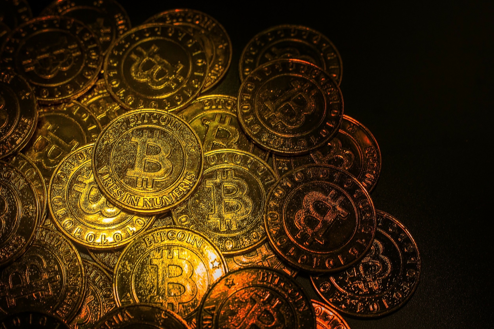 Bitcoin: Ισχυρή ανάκαμψη πάνω από τα 90.000 δολάρια μετά το σοκ των μαζικών ρευστοποιήσεων