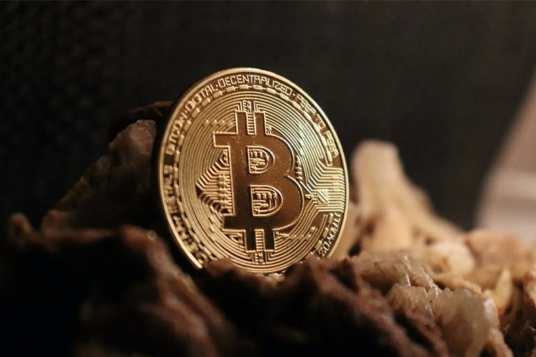Το Bitcoin διαγράφει τα κέρδη όλου του έτους – Εντείνεται η πτώση της αγοράς crypto (γραφήματα)