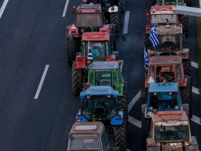 Αγρότες: ​Δρόμο βελτιώσεων βλέπει το Μαξίμου, κλιμάκωση αποκλεισμών βλέπουν στα μπλόκα  