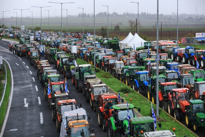 Αγρότες και κυβέρνηση σε παιχνίδι αντοχών: Συμβολικός αποκλεισμός στα Τέμπη και κινητοποιήσεις ανά τη χώρα