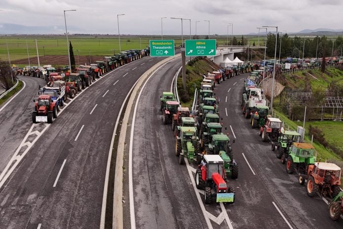 Αγρότες: Νευρικότητα και εντάσεις στα μπλόκα – Στον αέρα τα ραντεβού στο Μαξίμου