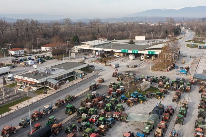 Αγρότες: Ο «όρος» για να τους δει ο πρωθυπουργός – Πού κλιμακώνουν και κόβουν την Ελλάδα στα «δύο»