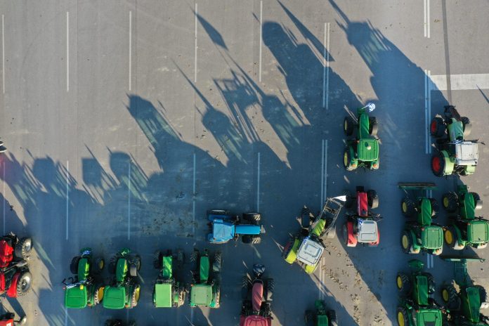 Αγρότες: Χριστούγεννα με τρακτέρ στο δρόμο, και υπόσχεση ότι θα διευκολύνουμε τους ταξιδιώτες των γιορτών