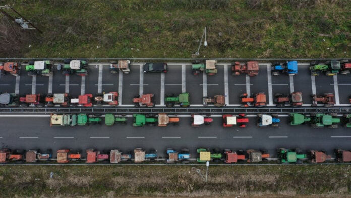 «Αλαλούμ» με τις πληρωμές των αγροτών και την παρακράτηση εισφοράς: Οι αντιδράσεις και η απάντηση του υπ. Αγροτικής Ανάπτυξης