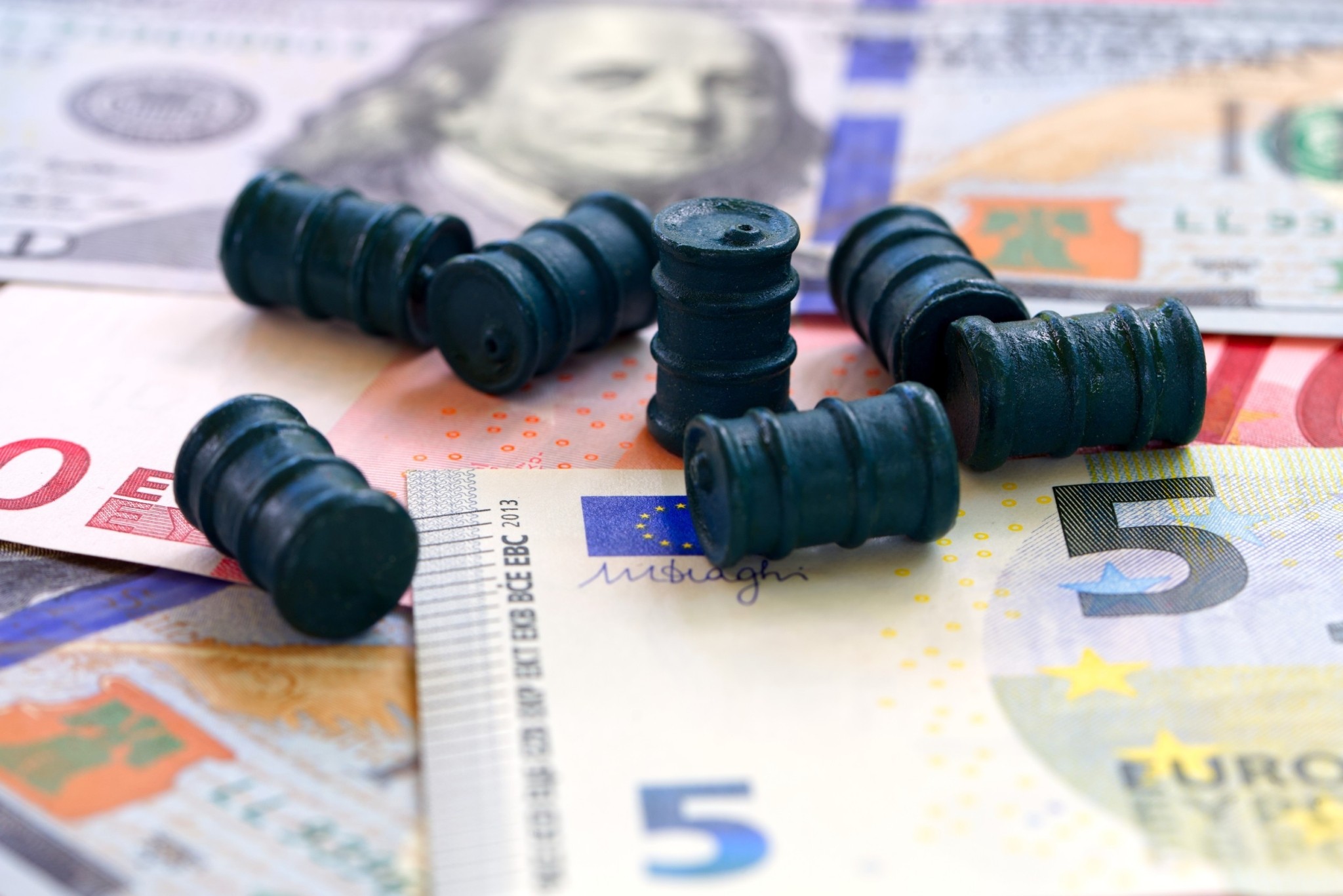 Αναλυτές: Aυτή είναι η αναμενόμενη πορεία του πετρελαίου και του ευρωδολαρίου (πίνακες)