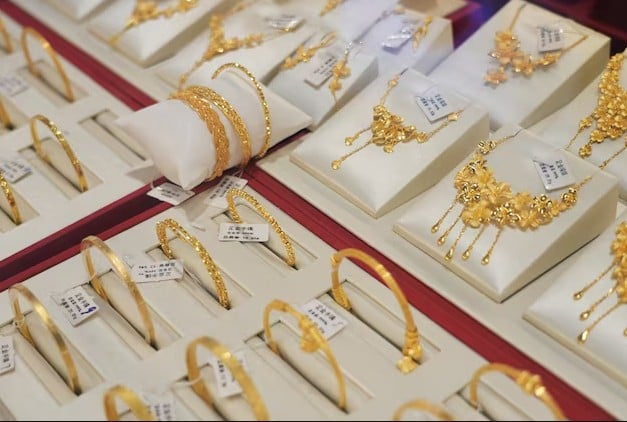 Ανεβαίνει το δολάριο, υποχωρεί ο χρυσός – Στα 5.167 δολάρια η ουγγιά