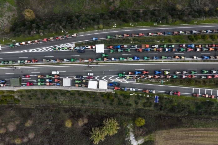 Ανησυχία για τις επιπτώσεις των αγροτικών μπλόκων – «Καμπανάκι» από τους ξενοδόχους Καστοριάς για τις ακυρώσεις κρατήσεων