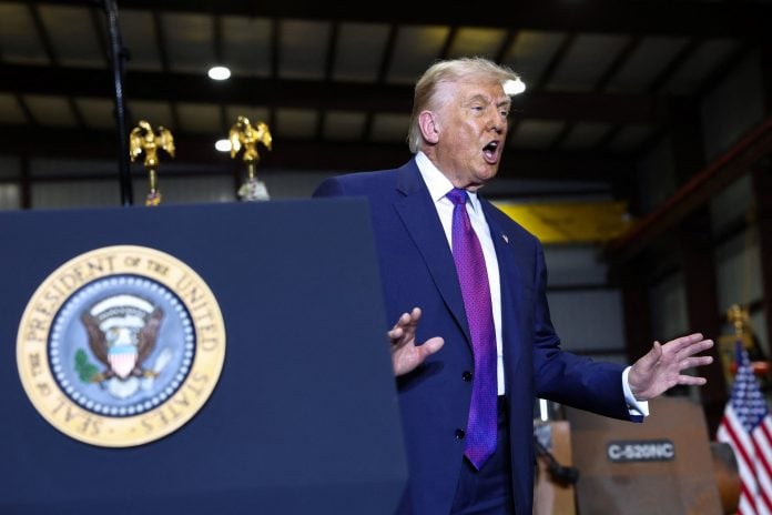 Από το 10% στο 15% μία ημέρα μετά – Ο  Τραμπ αυξάνει εκ νέου τους δασμούς σε όλες τις εισαγωγές παγκοσμίως