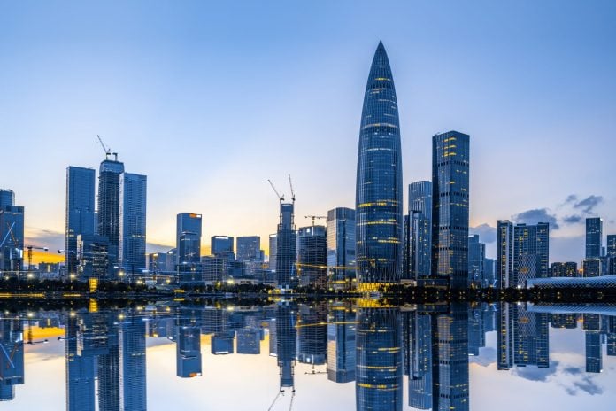 Αυτός που τρέχει «τελευταίο μίλι» – Το απρόσμενο επάγγελμα που «γέννησαν» οι πανύψηλοι ουρανοξύστες της Κίνας