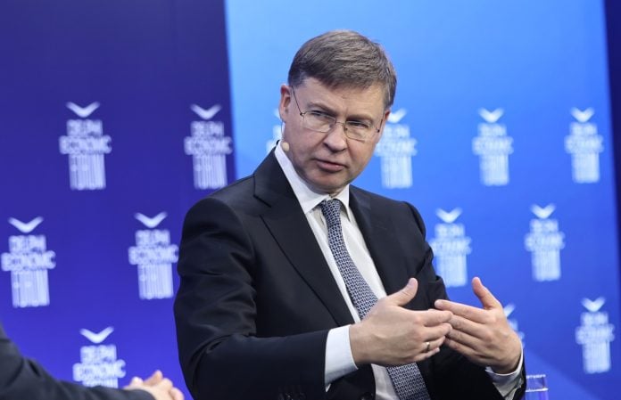 Βάλντις Ντομπρόβσκις στη «Ν»: Το Ταμείο Ανάκαμψης κλείνει οριστικά τον Αύγουστο