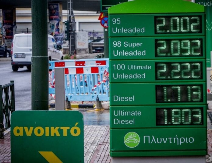 Βενζίνη: «Φορτσάρει» ολοταχώς στα 2 ευρώ η τιμή της αμόλυβδης