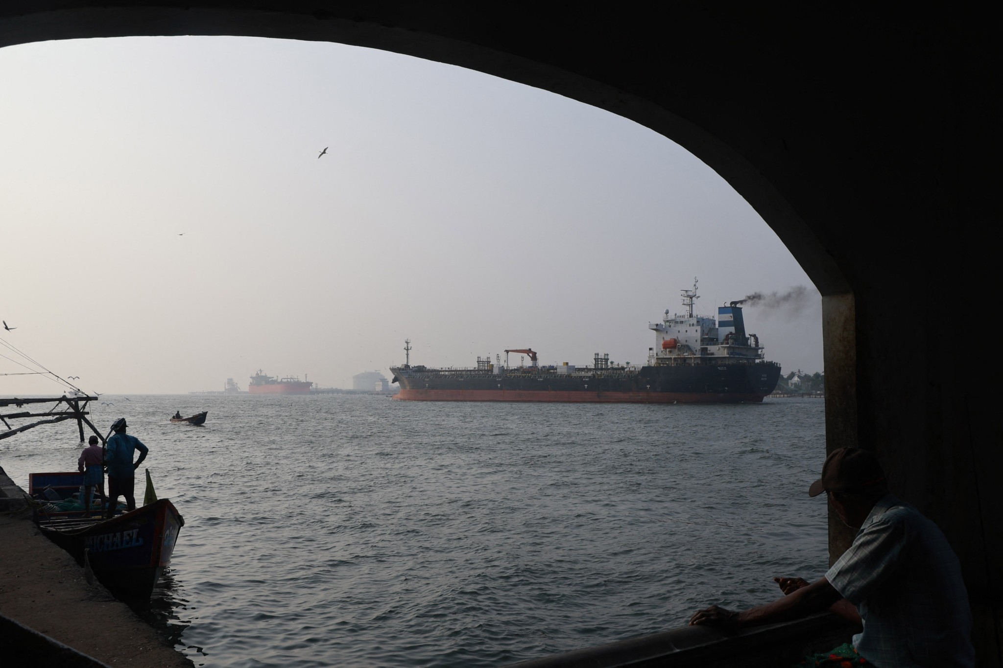 Bloomberg: Η Ινδία διαπραγματεύεται με το Ιράν για την ασφαλή διέλευση δεξαμενόπλοιων μέσω των Στενών του Ορμούζ