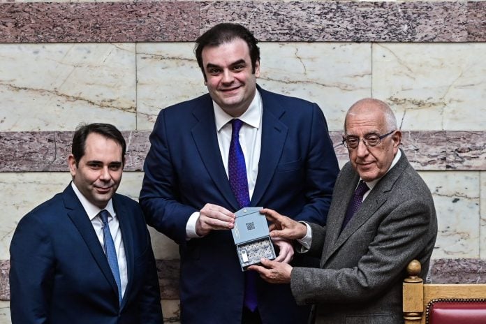 Βουλή: Κατατέθηκε ο κρατικός προϋπολογισμός του 2026 – Η συζήτηση ξεκινάει στην Ολομέλεια στις 13 Δεκεμβρίου