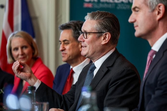 Βρετανία: Οι σύμμαχοι πρέπει να συνεχίσουν να πιέζουν τη Ρωσία μετά την χαλάρωση των κυρώσεων πετρελαίου από τις ΗΠΑ