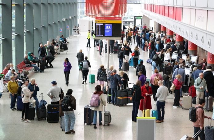 Βρετανία: Υπό εξέταση σχέδια συγχώνευσης ή ακύρωσης πτήσεων για εξοικονόμηση καυσίμων