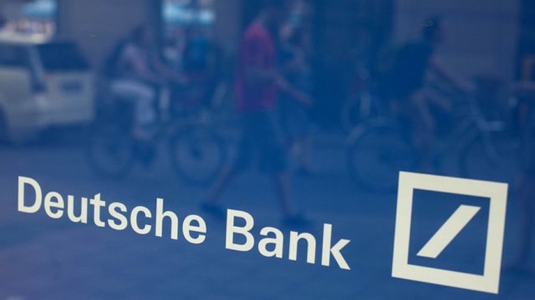Deutsche Bank: Γιατί μπορεί να έρχεται το τέλος των «πετροδολαρίων» 