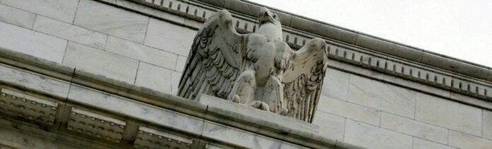 Διχασμένη αλλά αποφασισμένη για μείωση επιτοκίων η Fed