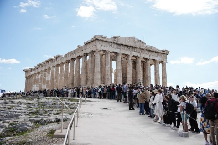 «Double score» για τον ελληνικό τουρισμό: «Απογειώθηκαν» έσοδα και αφίξεις το α΄δίμηνο