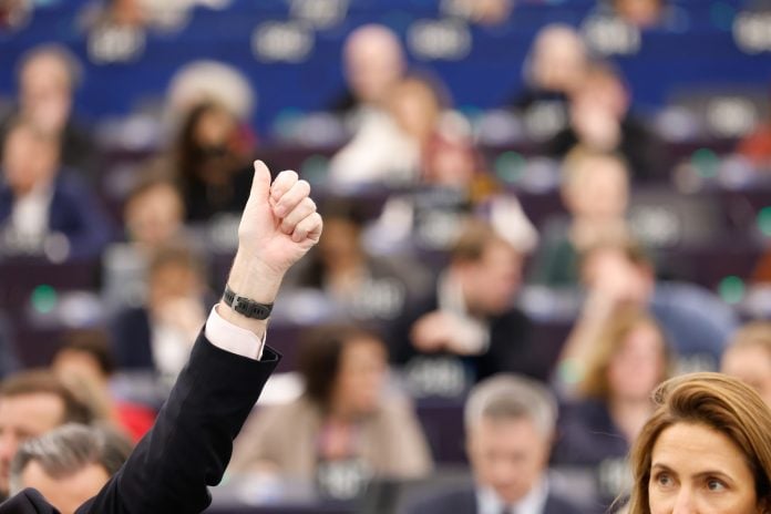 Ευρωκοινοβούλιο: «Πράσινο φως» για τα 90 δισ. στην Ουκρανία, αλλά με καμπανάκι για τη διαφθορά