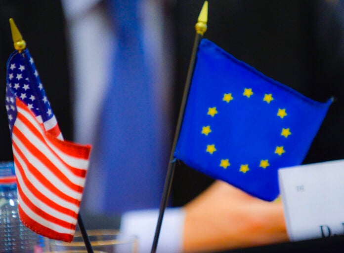 Ευρωκοινοβούλιο: Ρήτρες ασφαλείας στην εμπορική συμφωνία ΕΕ – ΗΠΑ