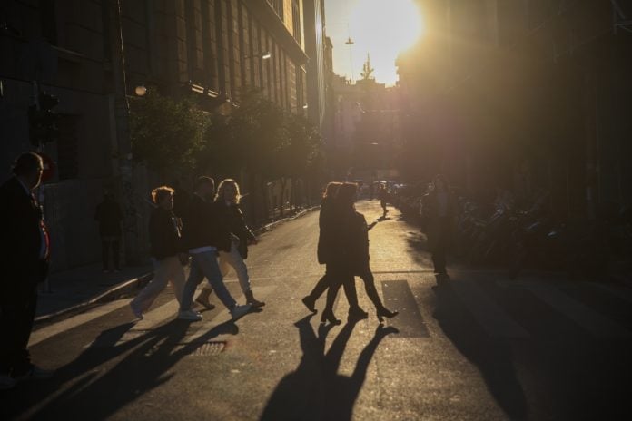 Ελληνικά νοικοκυριά: Αύξηση 1,9% στο διαθέσιμο εισόδημα το γ’ τρίμηνο του 2025