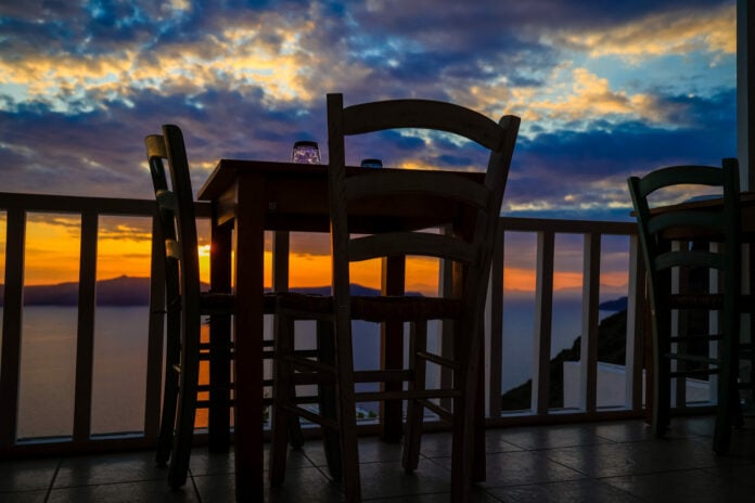 ΕΛΣΤΑΤ: Αύξηση 3,3% στον τζίρο των καταλυμάτων πέρυσι – Μείωση 3,4% στην εστίαση