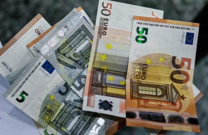 Επιδόματα ΟΠΕΚΑ: Αύριο οι πληρωμές Απριλίου