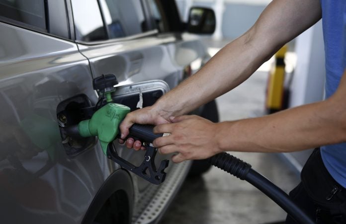 «Φωτιά» στις αντλίες της βενζίνης – Πού έσπασε το «φράγμα» των 2 ευρώ/λίτρο