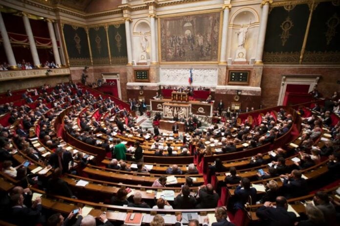 Γαλλία: Ο Λεκορνί αναλαμβάνει «την πολιτική ευθύνη» για τη χρήση του 49.3 για τον προϋπολογισμό – Καβγάς με το κόμμα Μελανσόν