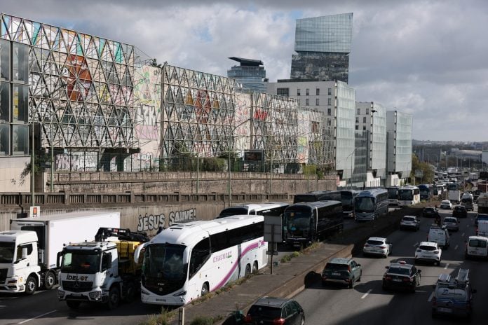 Γαλλία: Το αυξανόμενο κόστος δανεισμού εξαλείφει τα απροσδόκητα έσοδα από τον φόρο καυσίμων