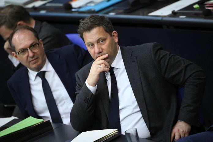 Γερμανία: Το ΥΠΟΙΚ εξετάζει έναν απροσδόκητο φόρο στις πετρελαϊκές εταιρείες