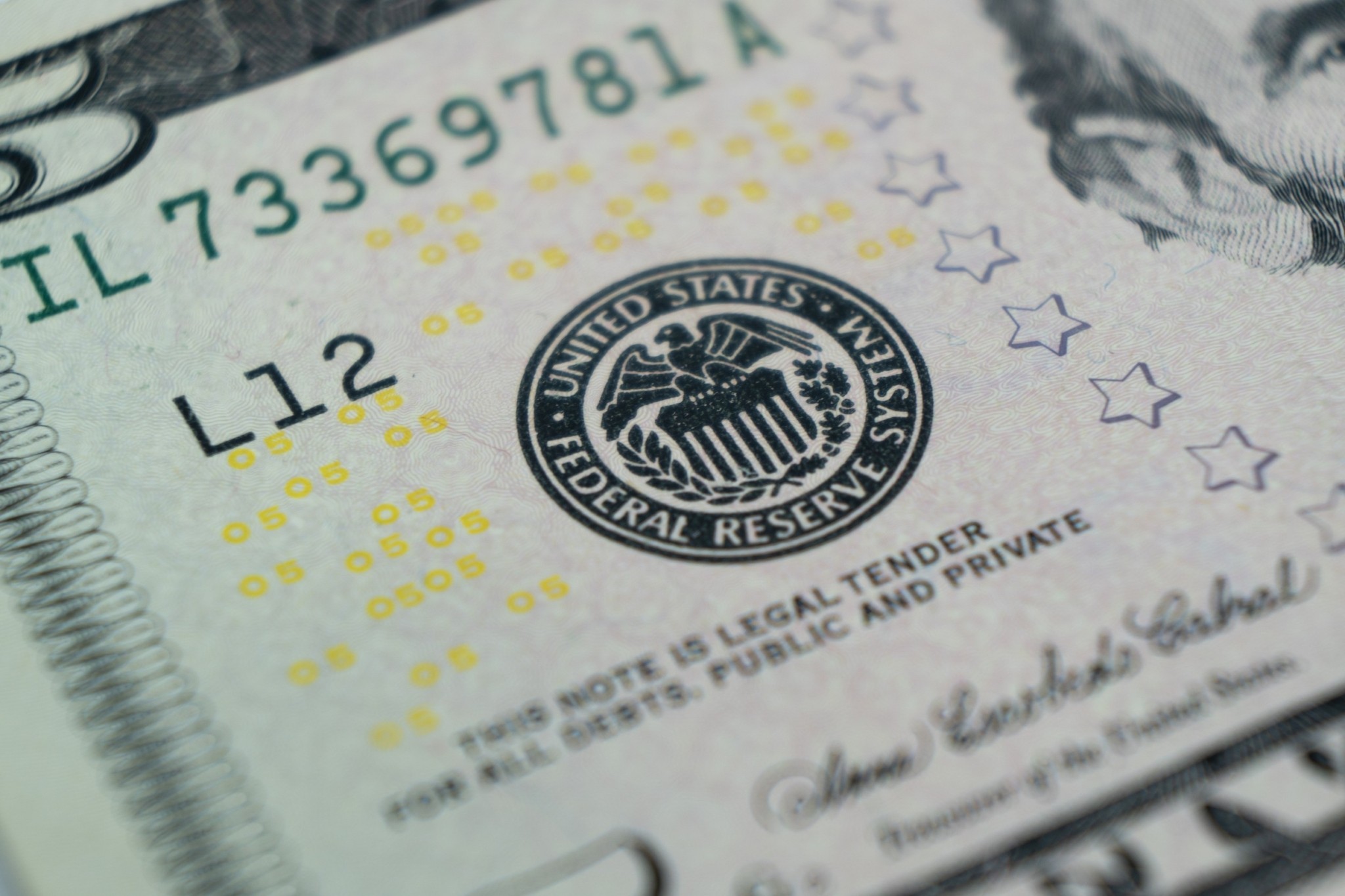 Γιατί η JP Morgan δεν προβλέπει μείωση των επιτοκίων από τη Fed για το 2026