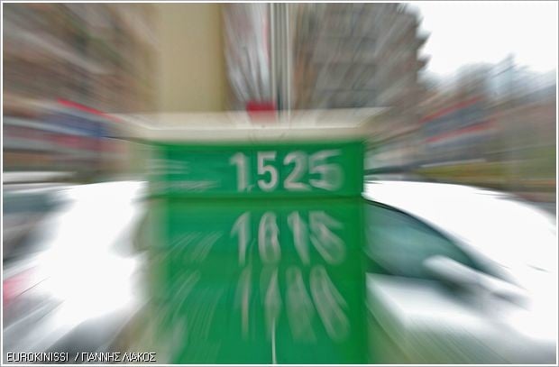 Γιατί καταρρέουν οι τιμές του πετρελαίου διεθνώς, αλλά όχι στα βενζινάδικα