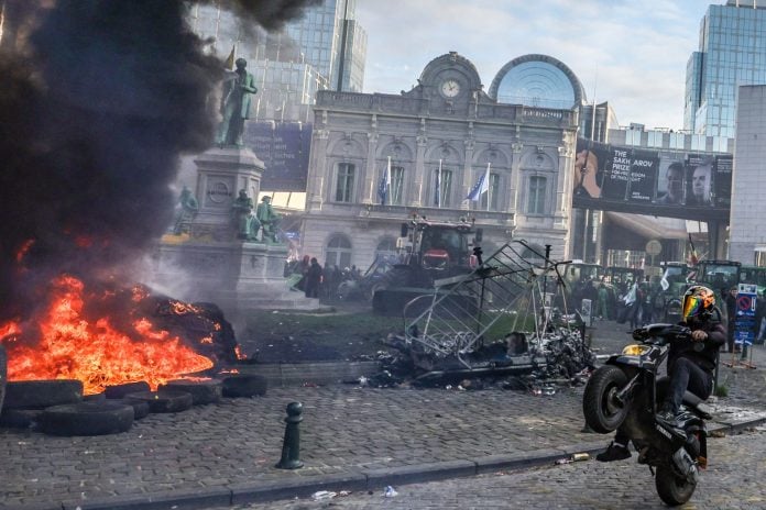 Γιατί οι αγρότες «βάζουν φωτιές» στην Ευρώπη