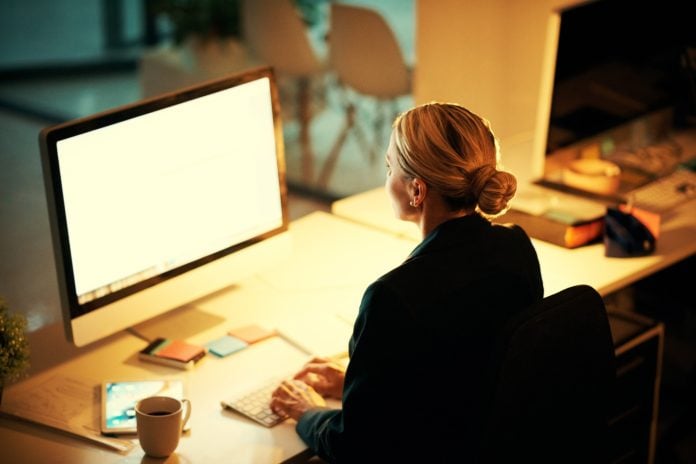 Γυναίκες και εργασία: Το 80% έχει βιώσει burnout – Μία στις δύο έχει αντιμετωπίσει περιθωριοποιητικές ή παρενοχλητικές συμπεριφορές 